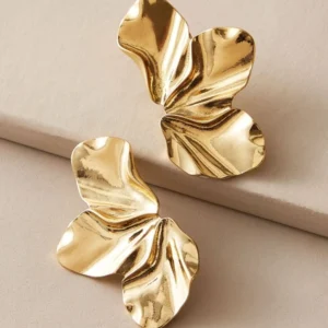 Brincos dourados com formato de flor